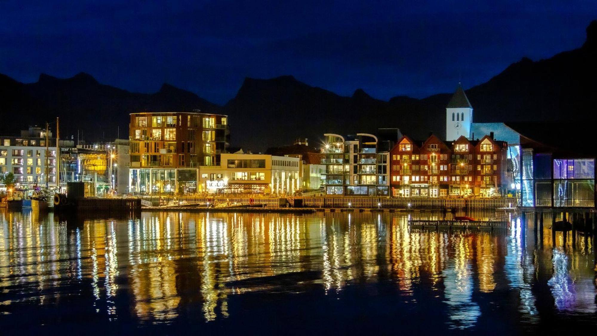 Nordis Apartments - Torget 21 Svolvær Esterno foto
